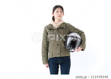 ヘルメットを持った女性 111476546