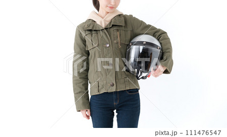 ヘルメットを持った女性 111476547