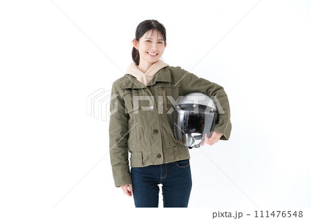 ヘルメットを持った女性 111476548