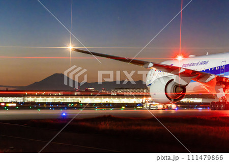 マジックアワーの旅客機と富士山 111479866