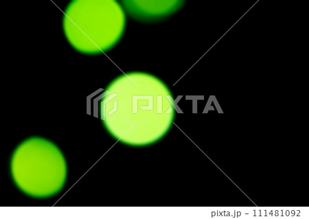 黒バックにキラキラグリーンイメージ 背景素材 黒バックにキラキラグリーンイメージ 背景素材 111481092
