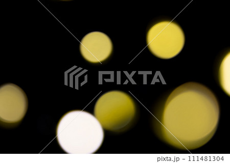 黒バックにキラキライエローカラーイメージ 背景素材 黒バックにキラキライエローカラーイメージ 背景素材 111481304