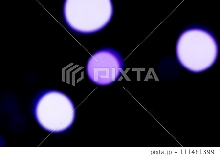 黒バックにキラキラヴァイオレットカラーイメージ 背景素材 黒バックにキラキラヴァイオレットカラーイメージ 背景素材 111481399