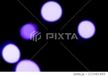 黒バックにキラキラヴァイオレットカラーイメージ 背景素材 黒バックにキラキラヴァイオレットカラーイメージ 背景素材 111481405