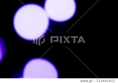 黒バックにキラキラヴァイオレットカラーイメージ 背景素材 黒バックにキラキラヴァイオレットカラーイメージ 背景素材 111481412