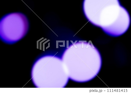 黒バックにキラキラヴァイオレットカラーイメージ　背景素材 111481415