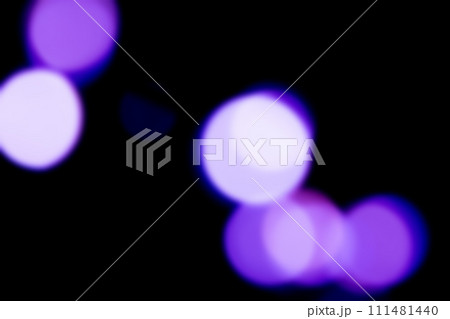 黒バックにキラキラヴァイオレットカラーイメージ　背景素材 111481440