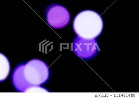 黒バックにキラキラヴァイオレットカラーイメージ 背景素材 黒バックにキラキラヴァイオレットカラーイメージ 背景素材 111481489