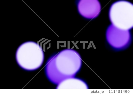 黒バックにキラキラヴァイオレットカラーイメージ 背景素材 黒バックにキラキラヴァイオレットカラーイメージ 背景素材 111481490