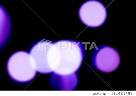 黒バックにキラキラヴァイオレットカラーイメージ 背景素材 黒バックにキラキラヴァイオレットカラーイメージ 背景素材 111481498