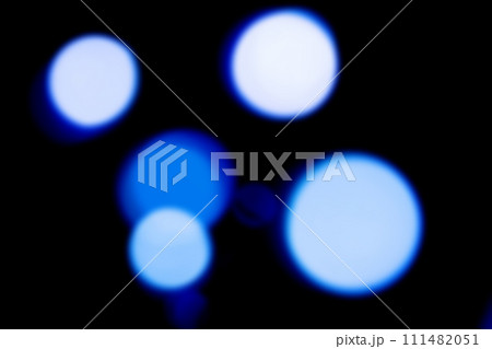 黒バックにキラキラブルーカラーイメージ　背景素材 111482051