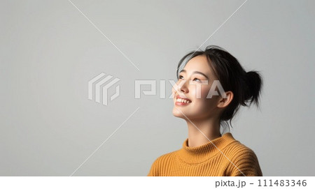 楽しそうな表情の20代女性 楽しそうな表情の20代女性 111483346
