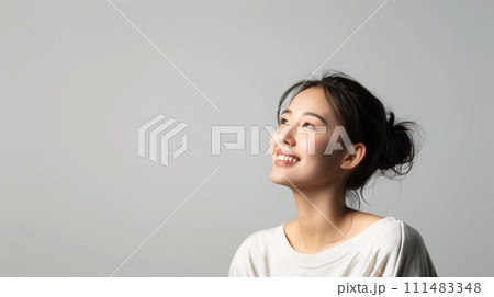 楽しそうな表情の20代女性 楽しそうな表情の20代女性 111483348