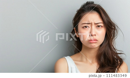 不機嫌な表情の20代女性 不機嫌な表情の20代女性 111483349