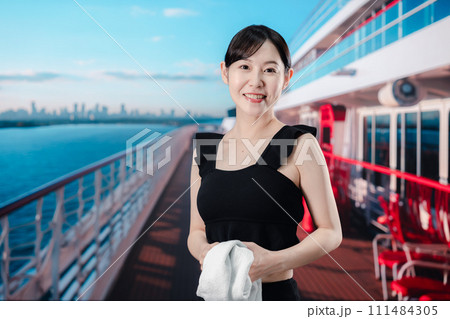 クルーズ船の船内で楽しく過ごす若い女性 111484305