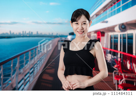 クルーズ船の船内で楽しく過ごす若い女性 111484311
