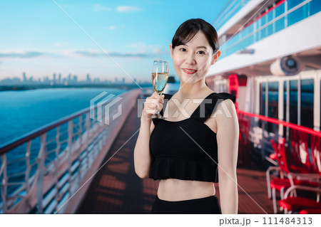 クルーズ船の船内で楽しく過ごす若い女性 クルーズ船の船内で楽しく過ごす若い女性 111484313