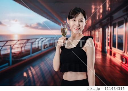 クルーズ船の船内で楽しく過ごす若い女性 クルーズ船の船内で楽しく過ごす若い女性 111484315