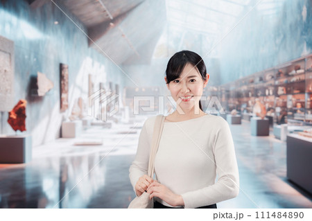 博物館を見学する若い女性 111484890