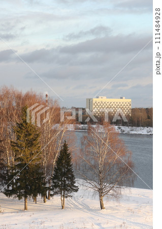 river on a sunny evening. Trees and shrubs. Landscape of winter nature, river banks with bushes. river on a sunny evening. Trees and shrubs. Landscape of winter nature, river banks with bushes. 111484928