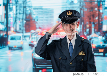 道路で警戒にあたる男性の警察官 111485006