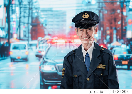 道路で警戒にあたる男性の警察官 道路で警戒にあたる男性の警察官 111485008
