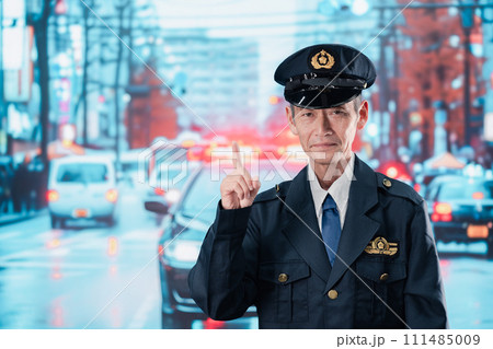 道路で警戒にあたる男性の警察官 道路で警戒にあたる男性の警察官 111485009