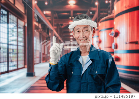酒蔵で働く高齢の男性 111485197