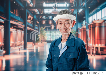 酒蔵で働く高齢の男性 111485203