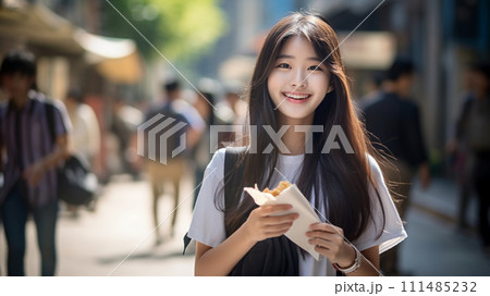 食べ歩きをするアジア人の女の子 111485232