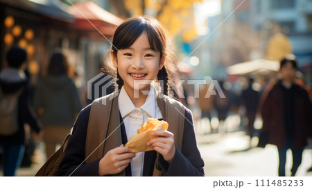 食べ歩きをするアジア人の女の子 111485233