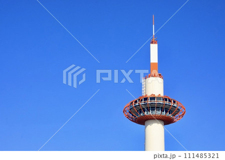 京都府、快晴下の京都タワー 111485321