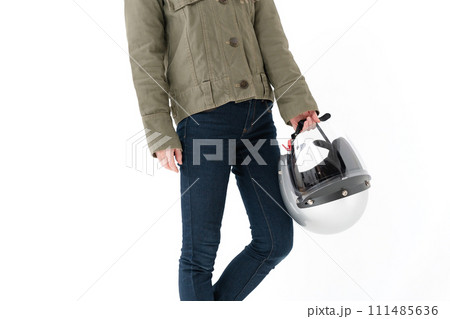 ヘルメットを持つ女性 ヘルメットを持つ女性 111485636