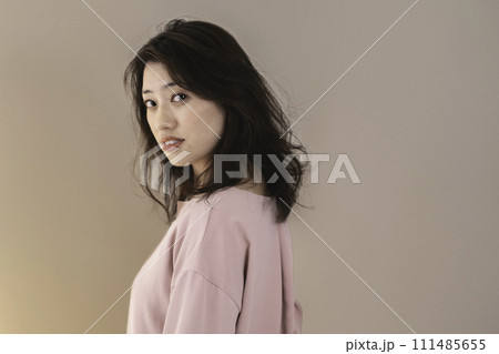 若い女性 クールビューティー 若い女性 クールビューティー 111485655