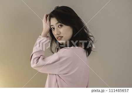 若い女性 クールビューティー 若い女性 クールビューティー 111485657