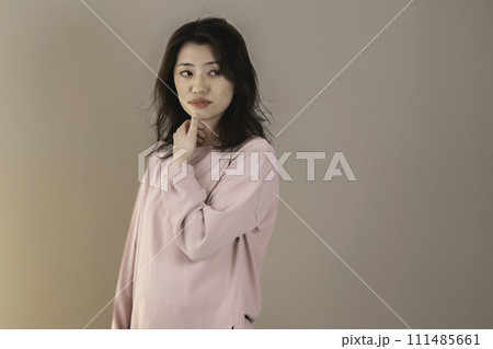 若い女性　クールビューティー 111485661