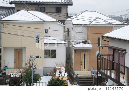 住宅地　屋根の雪 111485704
