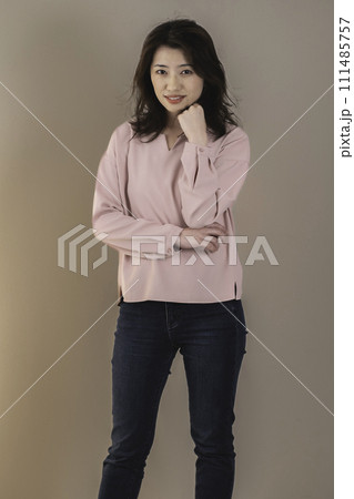 クールな雰囲気の女性 クールな雰囲気の女性 111485757