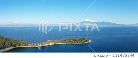 「静岡県」ドローンで冬の富士山と大瀬崎を撮影 111485844