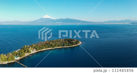 「静岡県」ドローンで冬の富士山と大瀬崎を撮影 111485856