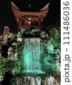 沖縄　那覇　福州園　飛虹橋から撮影した治山・治底の夜間ライトアップ風景 111486036