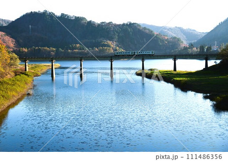 秋の西和賀町 JR北上線 111486356