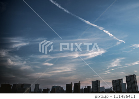 都会に現れた飛行機雲 都会に現れた飛行機雲 111486411