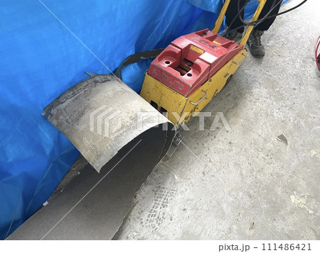 ペッカーを使用して床材剥がし ペッカーを使用して床材剥がし 111486421