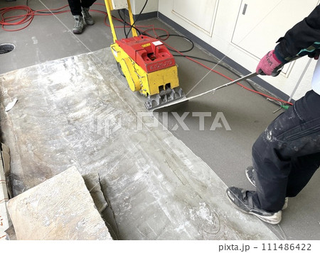 重機(ペッカー)を使用して長尺シート剥がし 重機(ペッカー)を使用して長尺シート剥がし 111486422