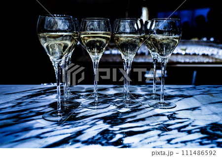 おしゃれなワイングラスのイメージ おしゃれなワイングラスのイメージ 111486592