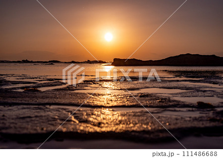 海に沈む夕日 111486688