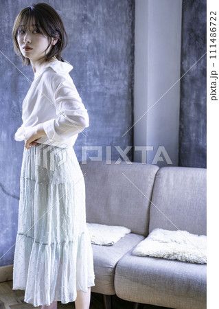 洋服のコーディネートをする若い女性 111486722