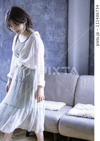 洋服のコーディネートをする若い女性 洋服のコーディネートをする若い女性 111486734