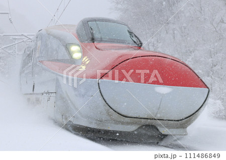 猛吹雪の仙岩峠を走る秋田新幹線 111486849